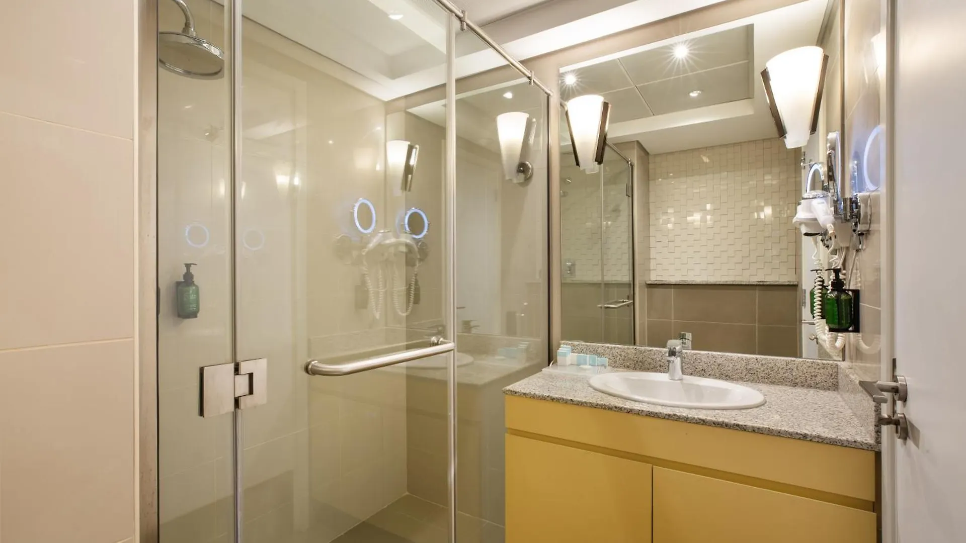 Royal Continental Hotel Dubai 4*,